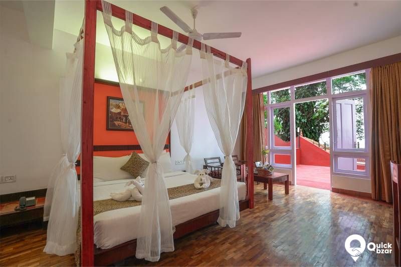 R12 TV Executive Cottage