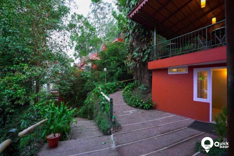 R12 TV Executive Cottage