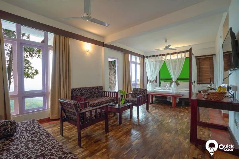 R12 TV Luxury Cottage