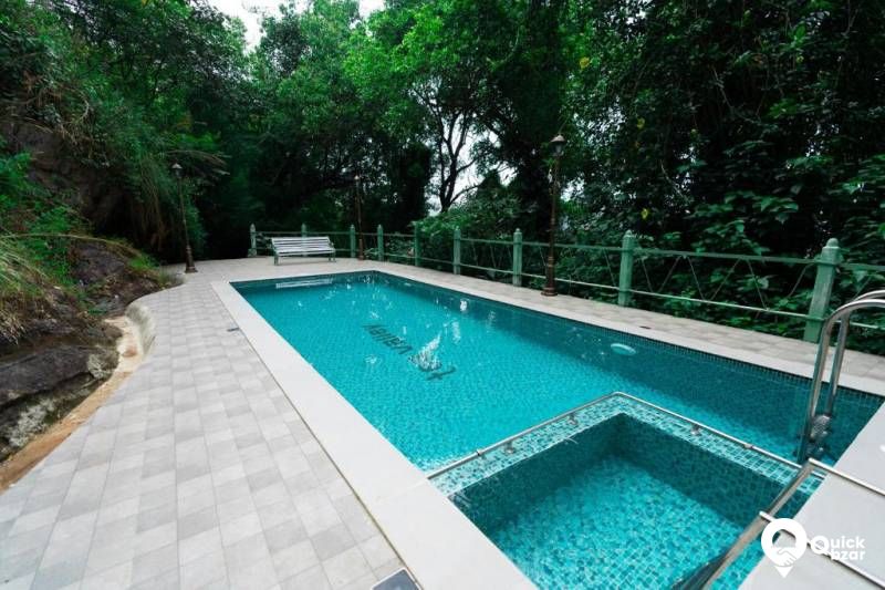 R12 TV Luxury Cottage