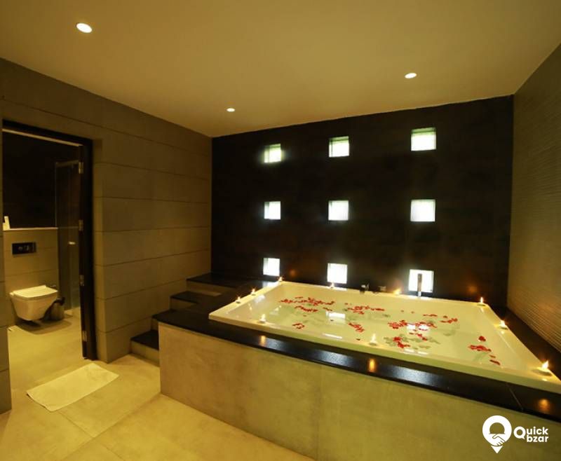 R8M BB JACUZZI ROOM