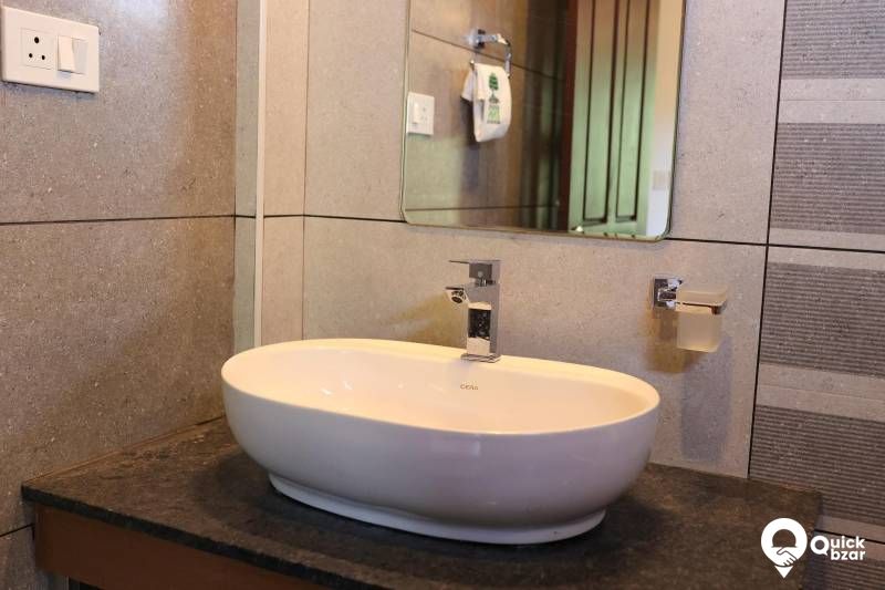 R77M HIM ROYAL SUITES