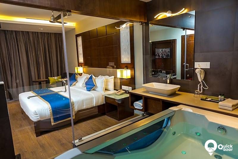 R136M CMM SUITE ROOM WITH JACUZZI