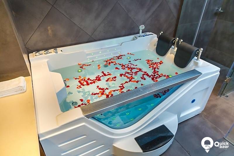 R136M CMM SUITE ROOM WITH JACUZZI