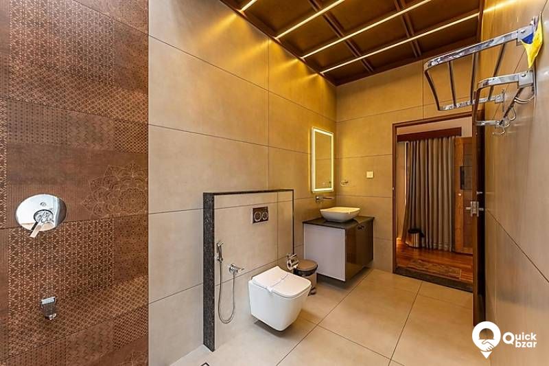 R44W TY PRIVATE POO COTTAGE