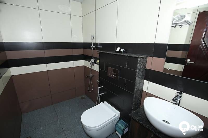 R166M AVRS QUEEN AC  WITH BALCONY